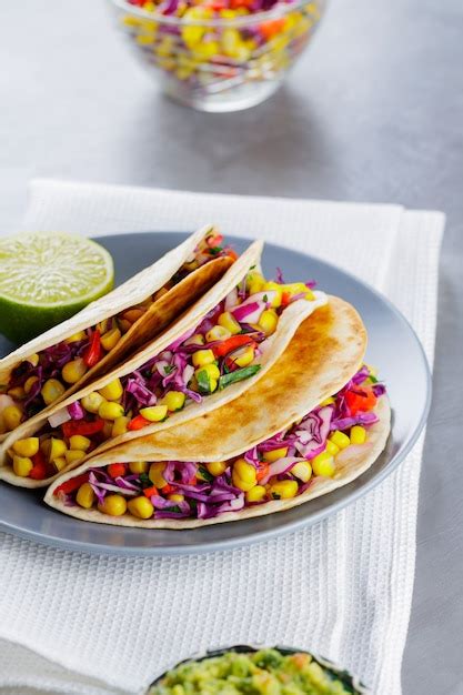 Tacos Veganos Con Ma Z Repollo Morado Y Tomates En Una Placa Gris