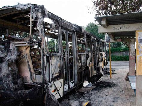 Dois Nibus S O Incendiados Em Sp Not Cias Cidades Band Br