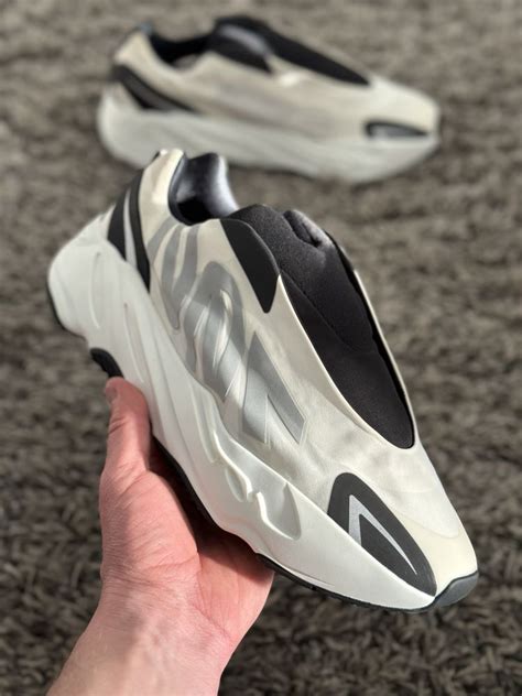 Кроссовки Adidas Yeezy Boost 700 Mnvn Laceless Analog Ig4798 45 р 4 550 грн Кросівки для