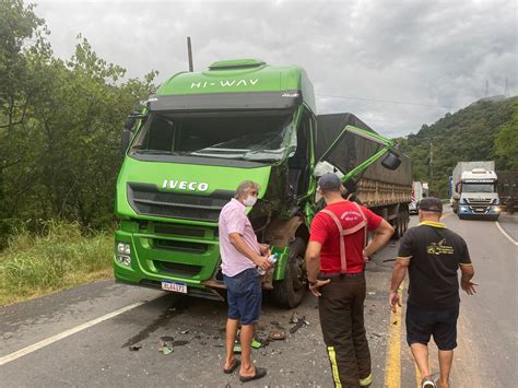 Acidente Entre Duas Carretas É Registrado Na Curva Da Morte Em ApiÚna Vale Regional