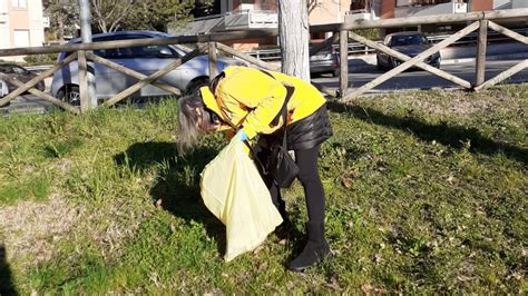 Ripulita Dai Rifiuti Larea Verde Lungo Via Prezzolini