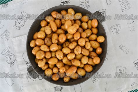 Молодой мелкий картофель, запеченный в духовке: 10 фото в рецепте