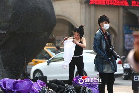 美女模特当街脱裤换衣 美女模特 换衣 凤凰海南