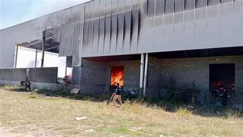 Incendio En Empresa Recicladora En Xalmimilulco Genera Densa Columna De