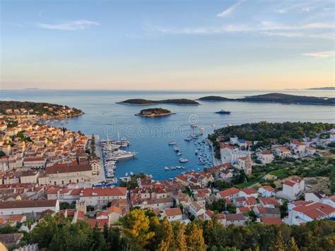 Calles De La Hist Rica Y Tur Stica Ciudad De Hvar Con Puerto Fuerte Y