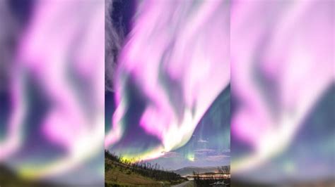 The pink aurora borealis, considered rare, is seen in the skies of Norway