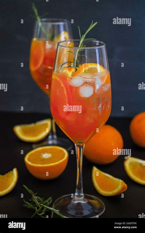 Aperol Im Glas Stockfotos Und Bilder Kaufen Alamy