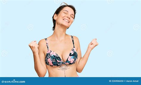 Joven Morena Con El Pelo Corto Usando Bikini Muy Feliz Y Emocionado Haciendo Gesto De Ganador