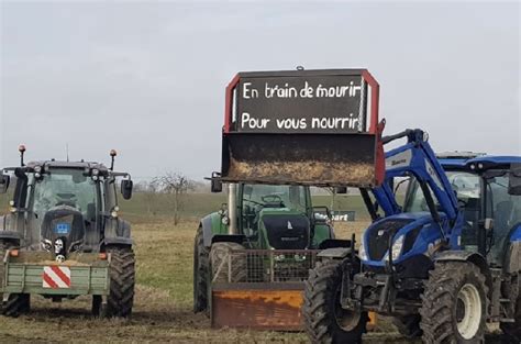 Radio 8 Ardennes Colère des agriculteurs deux points de blocage