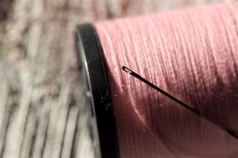 How To Thread A Needle The Easy Way