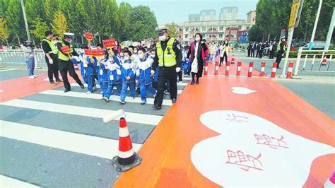 在城市发展中融入“儿童友好”元素，“爱心斑马线”护航学生出行斑马线菏泽市新浪新闻