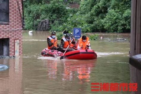 强降雨致永州江永发生内涝，武警官兵紧急救援被困群众 三湘都市报