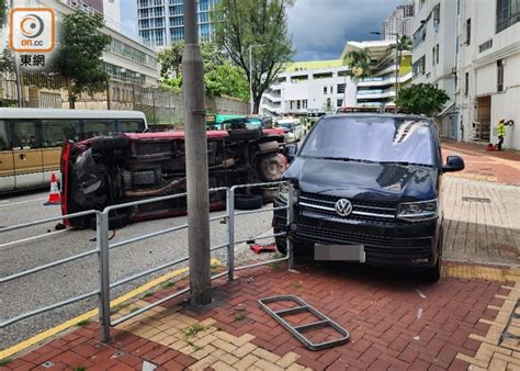 荃灣的士撞客貨車翻側 的哥受傷送院