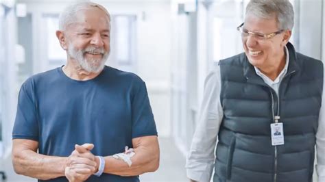 Lula aparece caminhando em hospital após cirurgia assista