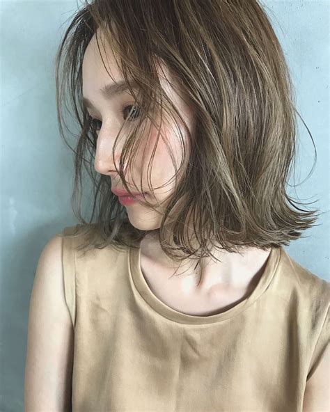 カーキグレージュってどんな色？おすすめの髪色15選【明るめ・暗めヘアカラーを紹介】 Lalaヘアカタログ