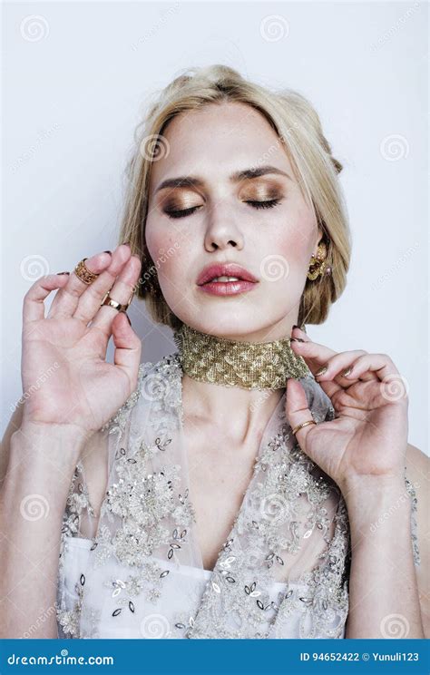 Blonde Frau Der Junge Recht Im Luxusschmuck Reiches Leutekonzept Des Lebensstils Stockfoto