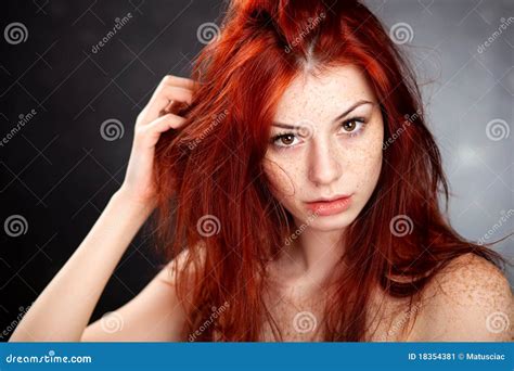 Beau Femme Avec Le Cheveu Et Les Taches De Rousseur Rouges Image Stock