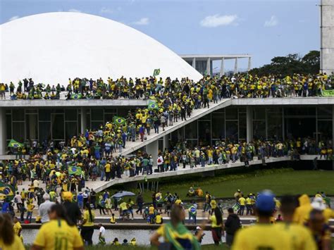 Pena Prevista A Invasores Das Sedes Dos Três Poderes Pode Chegar A 30 Anos