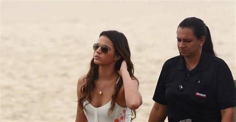 Bruna Marquezine Grava Em Fam Lia Que Est Na Reta Final Na Praia Do