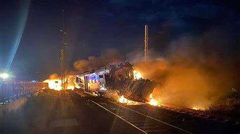 Tote Nach Feuer Inferno In Italien Zug Erfasst Fahrzeug Auf Bahn Bergang