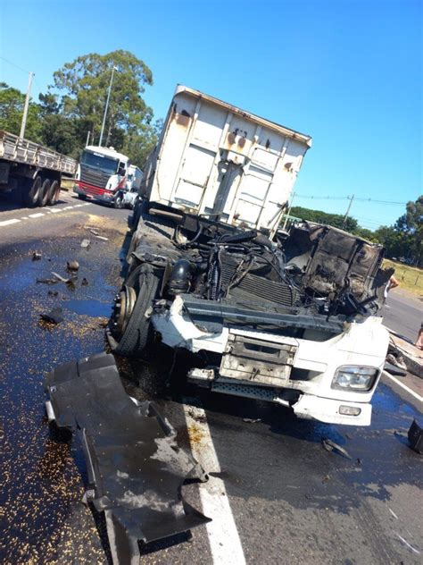 Grave Acidente Caminh O Deixa A Br Bloqueada Em Nova Santa Rita