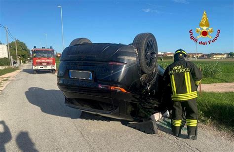 Incidente A Cesenatico Si Schianta Contro Un Palo E Si Ribalta Con Un Suv