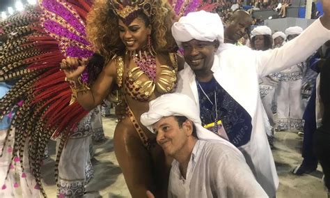 Sumido No Carnaval Eduardo Paes Aparece No Desfile Das Campe S