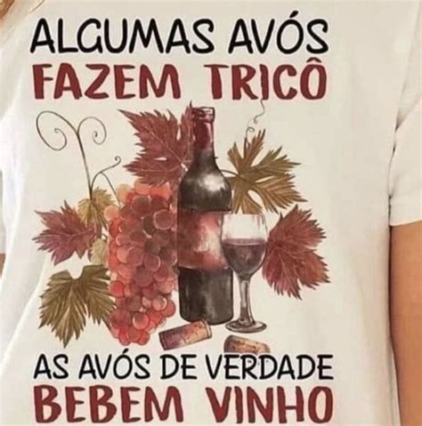 A Woman Wearing A T Shirt That Says Algumas Avo S Fazem Trico