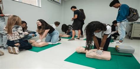 Feira de Profissões promove treinamento de 240 estudantes em reanimação