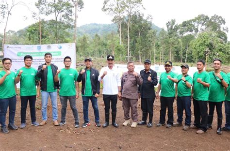 United Tractors Group Bersama Bupati Banjar Kalimantan Selatan Menanam