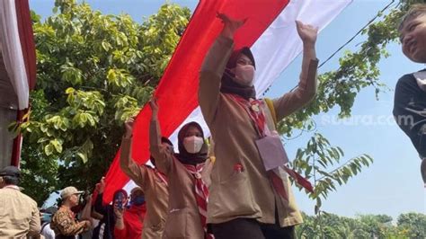 Memperingati Hari Kemerdekaan Indonesia Warga Tangsel Bentangkan