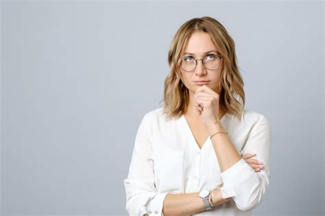 Retrato De Mujer Joven Pensativa De Pie Aislado Foto Premium