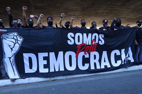 Torcedores Nas Ruas N O Briga De Torcida Luta Pela Democracia