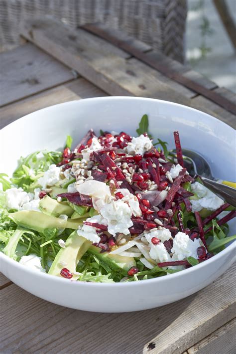 Salade De Roquette Au Ch Vre Frais Avocat Betterave Recette L G Re