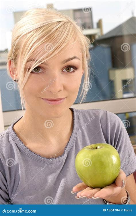 Mujer Que Come Una Manzana Verde Foto De Archivo Imagen De Mirada