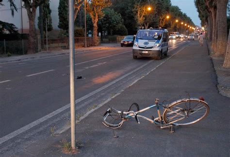 Va a lavoro in bici cade e si rompe lomero Per l Inail non è