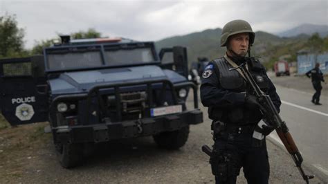 Las Fuerzas De Paz De La Otan Retiran Los Bloqueos En La Frontera Entre