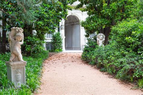 Milan, Italy - Italian Villa entrance with garden. Luxurious green ...