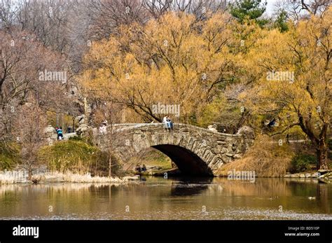 Steinbrücke Im Frühjahr Central Park Manhattan New York City New York Usa Stockfotografie