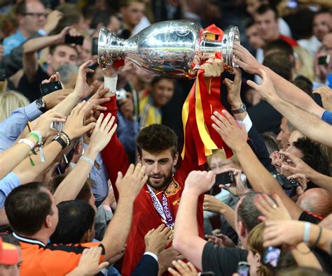 Barcelona Defender Gerard Piqué Announces Retirement At Age 35 Cnn