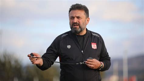 Sivasspor Teknik Direktörü Bülent Uygun Bize kim nasıl davranıyorsa