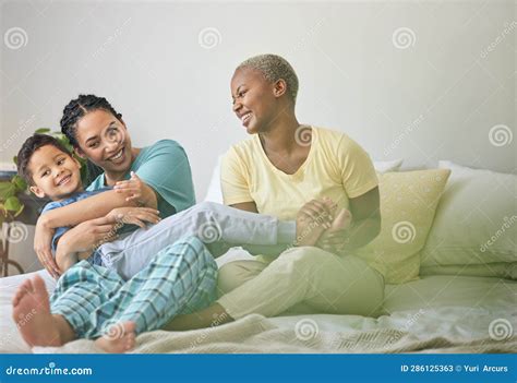 Familia Gay Matutina Y Abrazo En La Cama En El Dormitorio De Casa Para Tiempo De Seguridad Y