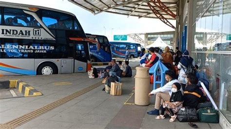 H Lebaran Pemudik Berangkat Dari Terminal Pulo Gebang Ke Pulau