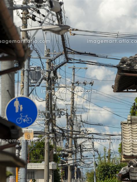 街中の電柱と電線の風景の写真素材 227802617 イメージマート