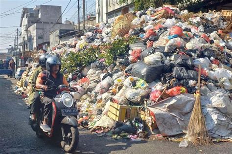 9 Hari Tak Diangkut Tumpukan Sampah Menggunung Di Kota Bandung