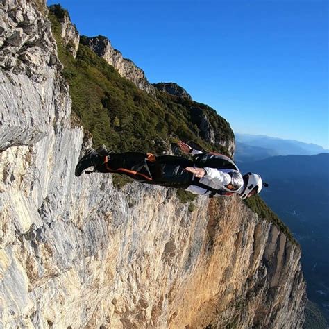 Si Lancia Con La Tuta Alare Da Un Viadotto A Caltanissetta Ma Si