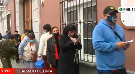 Santa Rosa De Lima Devotos Madrugan Y Hacen Largas Colas Para Dejar