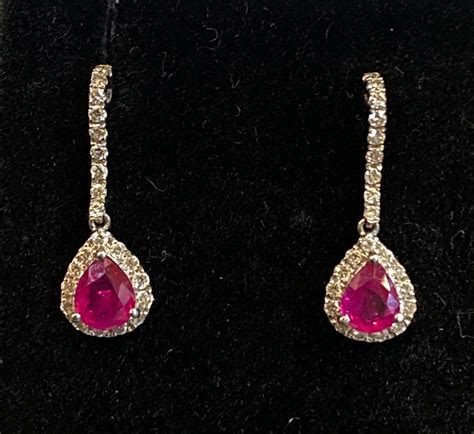 Proantic Une Paire De Boucles Doreilles Rubis Et Diamants