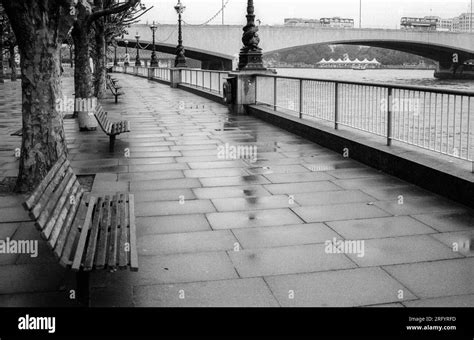1990s Black And White Archive Image Of The South Bank After Rain Stock