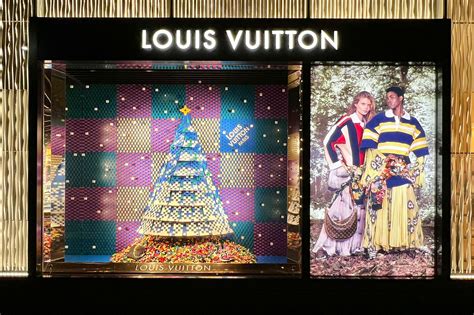 Le Vetrine Di Louis Vuitton Si Riempiono Di LEGO Outpump